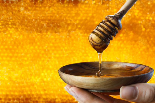 Miel goteando en el fondo de los panales
 - Foto, Imagen