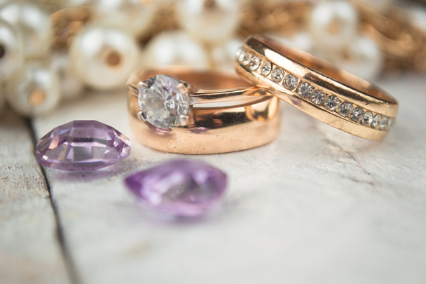 Zlaté snubní prsteny na bílém pozadí - Fotografie, Obrázek