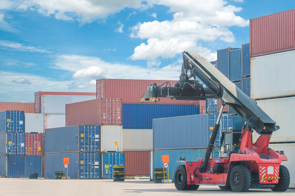 carga de la caja de contenedores de manipulación de carretillas elevadoras a camión en exportación de importación
 - Foto, imagen