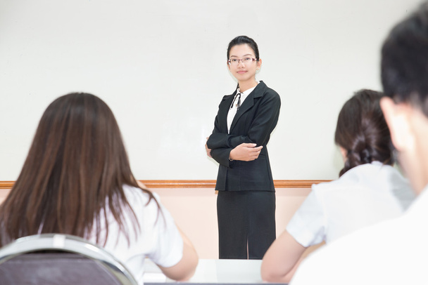 Azjatycki nauczyciela z grupą uczniów w klasie - Zdjęcie, obraz