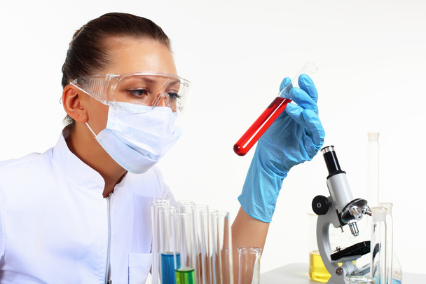 Naispuolinen tutkija kemian laboratoriossa
 - Valokuva, kuva