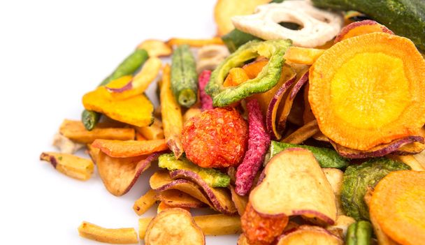 Mélanger les chips de légumes
 - Photo, image