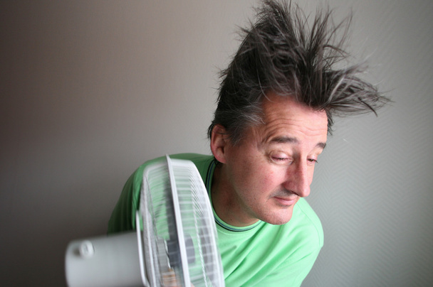 Hombre con secador de pelo
 - Foto, imagen