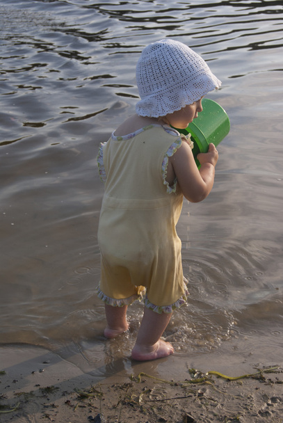 small girl standing in water - 写真・画像
