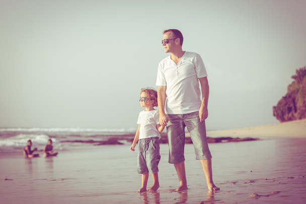 πατέρας και γιος, παίζοντας στην παραλία κατά τη διάρκεια της ημέρας. - Φωτογραφία, εικόνα
