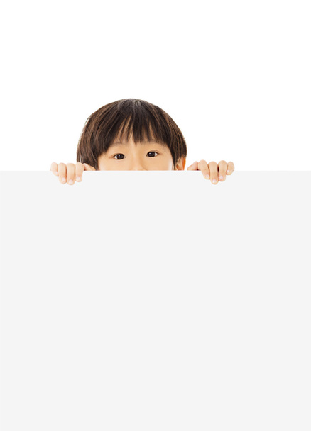 niño feliz sosteniendo una pancarta en blanco
 - Foto, imagen
