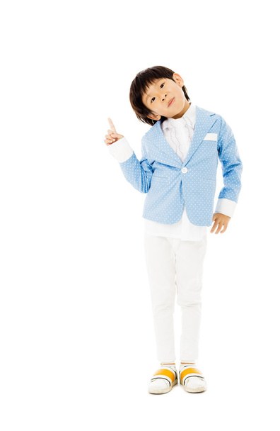 glücklicher kleiner Junge mit richtungsweisender Geste - Foto, Bild