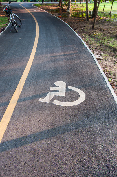 Δρόμο τρόπο ποδηλάτες και τα αναπηρικής πολυθρόνας στον κήπο, Ταϊλάνδη - Φωτογραφία, εικόνα