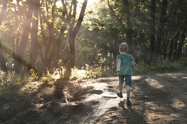 Boy running away - Foto, Imagen