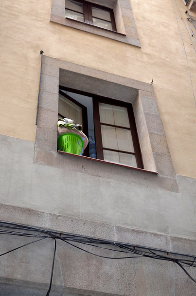 cesta de la ropa por la ventana
 - Foto, imagen