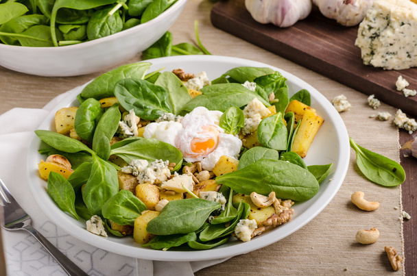Spinach salad with egg benedict - Foto, Imagem