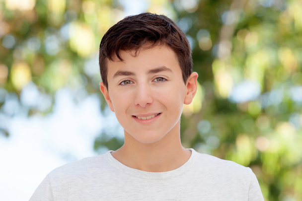 dospívající chlapec s úsměvem mimo - Fotografie, Obrázek