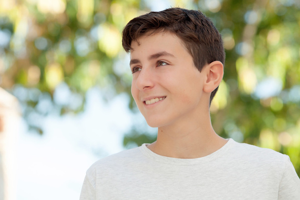 tizenéves fiú mosolyogva kívül - Fotó, kép