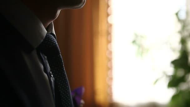 чоловік зав'язує краватку Крупним планом вікно краватка вранці одягнений бізнесмен виправляє відео
 - Кадри, відео