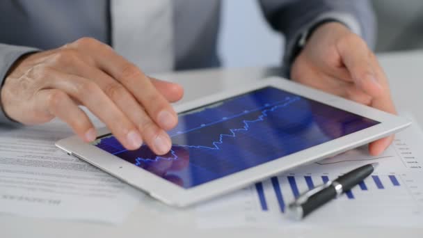 Businessman Analyzing Graph On Digital Tablet - Záběry, video