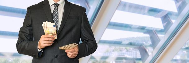 Человек в деловом костюме с деньгами
 - Фото, изображение