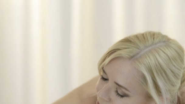 Mulher relaxante na mesa de massagem
 - Filmagem, Vídeo
