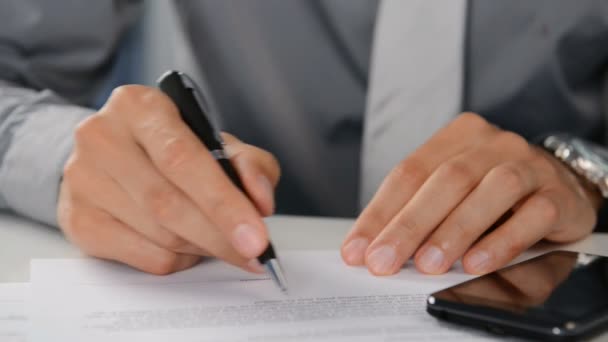Businessman Signing Contract - Séquence, vidéo