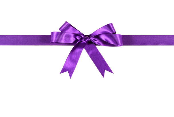Cinta de regalo púrpura y lazo aislados sobre fondo blanco horizontal
 - Foto, imagen