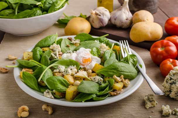Spinach salad with egg benedict - Zdjęcie, obraz