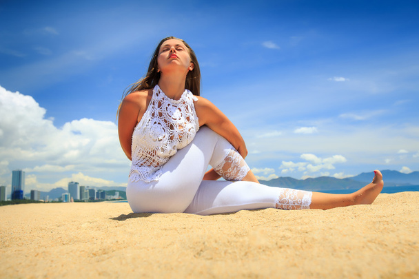 cvičí jóga dívka na pláži - Fotografie, Obrázek