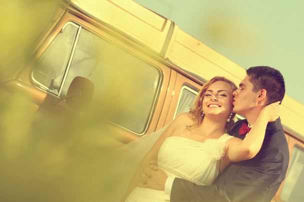 Bride and groom with a retro bus - Foto, Imagen