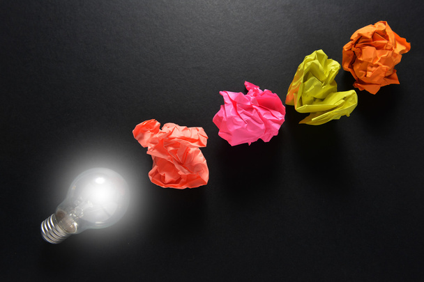 カラフルな紙を丸めてと電球の素晴らしいアイデア ソリューション コンセプト - 写真・画像