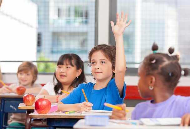 Ребенок поднимает руку в школе
 - Фото, изображение