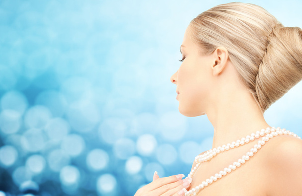 belle femme avec collier de perles de mer
 - Photo, image