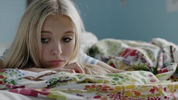 teenage girl laying on bed - Materiał filmowy, wideo
