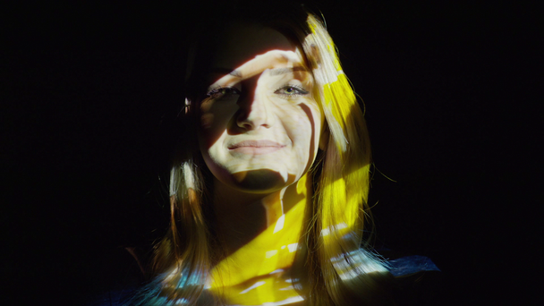 femme dansant projetée sur le visage féminin
 - Séquence, vidéo