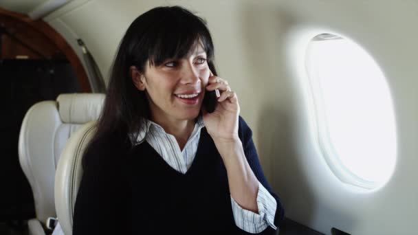 Mujer de negocios hablando por teléfono móvil - Metraje, vídeo