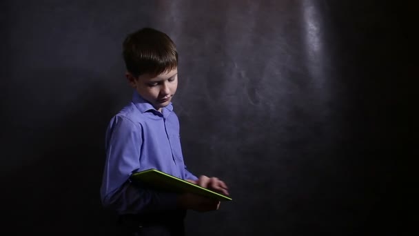 Dospívající chlapec hraje na černém pozadí desky - Záběry, video