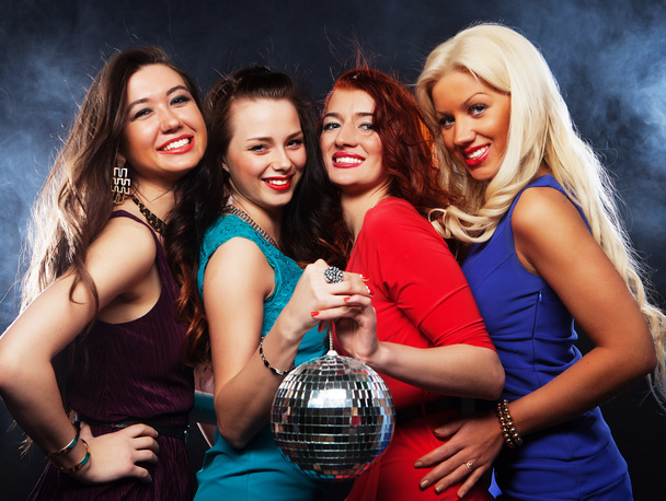 Ryhmä juhlii tyttöjen kanssa disco pallo
 - Valokuva, kuva