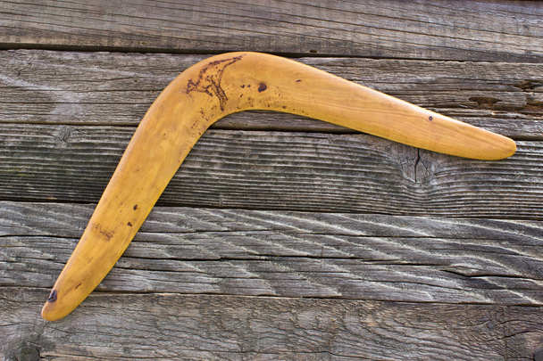 Boomerang sur une vieille planche de bois
 - Photo, image