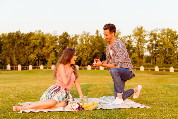 Jeune homme fait une proposition de fiançailles à sa petite amie
 - Photo, image