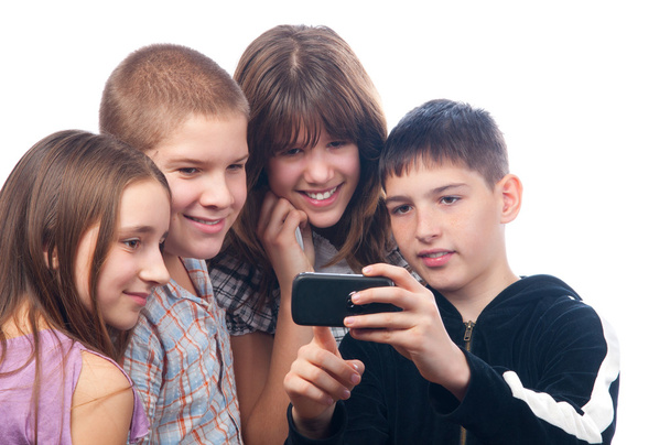 Хлопчик-підліток показує цифровий контент на мобільному телефоні своїм друзям
 - Фото, зображення