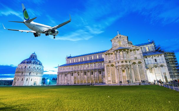 Avión sobre Plaza de los Milagros en Pisa - Italia
 - Foto, Imagen