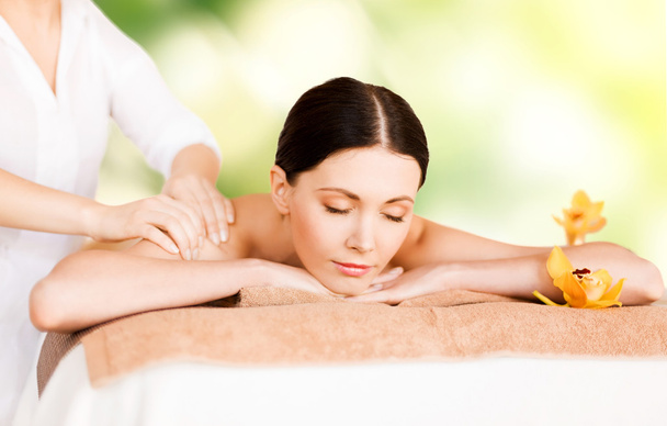 Женщина в спа-салоне получает массаж
 - Фото, изображение