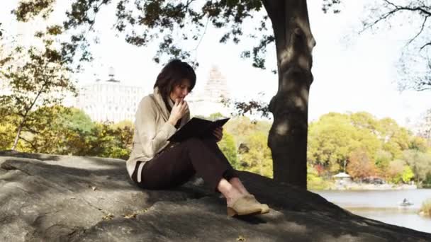 Woman reading book - Filmmaterial, Video