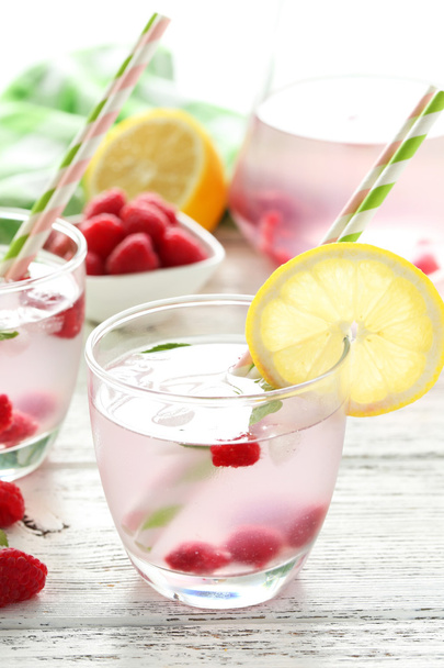 Raspberries and juice in glass - Fotoğraf, Görsel