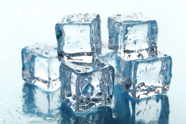 cubitos de hielo sobre fondo azul - Foto, Imagen