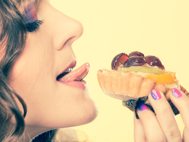 woman eating fruit cake - Fotoğraf, Görsel