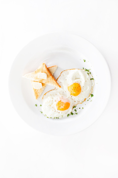 breakfast with fried eggs and toasts - Foto, Bild