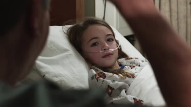 Girl lying in hospital bed - Filmati, video