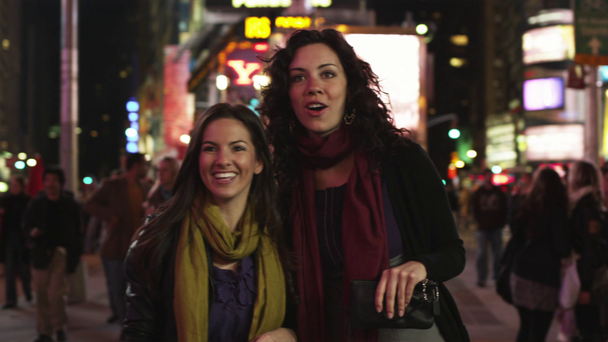 Nők a Times Square éjjel - Felvétel, videó