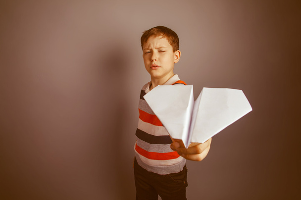 chłopiec nastolatek Europejski wygląd Brown uruchamia samolot papieru - Zdjęcie, obraz