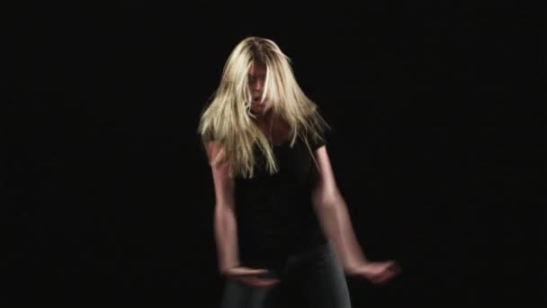 Young woman dancing - Filmati, video