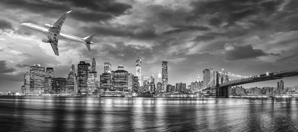 Vue en noir et blanc d'un avion survolant New York
 - Photo, image