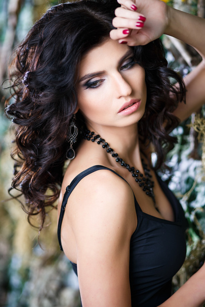 Close-up portrait of gorgeous brunette woman with perfect makeup and hairstyle - Φωτογραφία, εικόνα